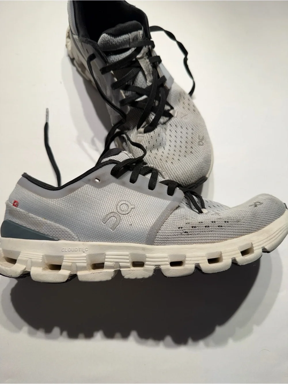 On Running Men’s Cloudtec Lightweight Running Shoes in White and Gray